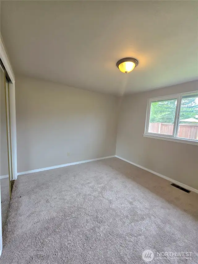 Bedroom 2 - view 2