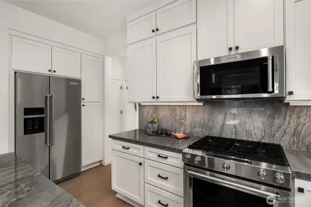 Photos are of a previous model of similar floorplan. Details, surfaces and features may differ. For demonstration purposes only.