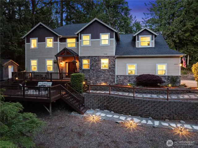 Close to shopping in both Gig Harbor and Silverdale, both major hospitals, fishing pier, and Banner Park.