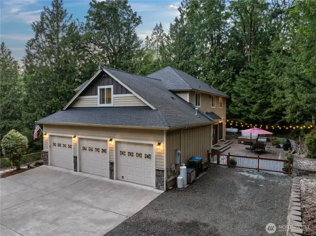 Great 3 car-garage with plenty of parking.