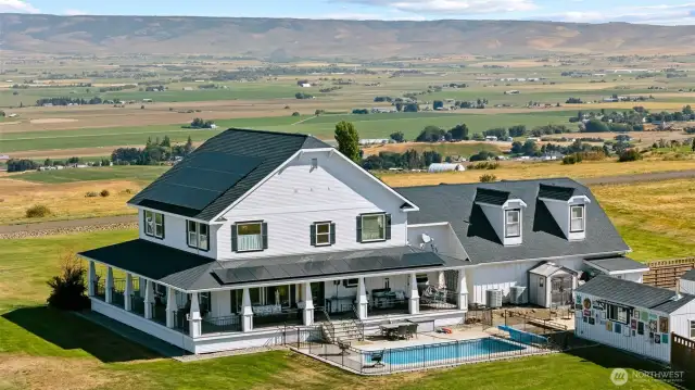 Views, pool and so much more!