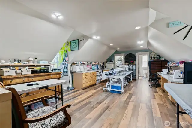736 sqft 4th bedroom/bonus room with full bathroom!