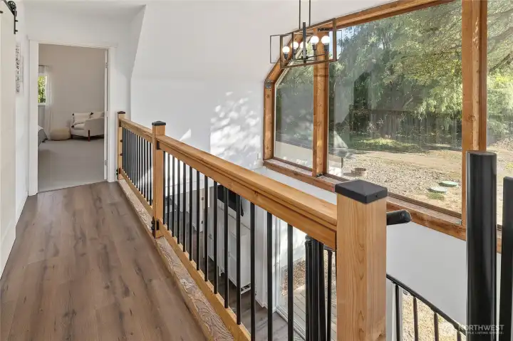 Upper landing leading to the bedrooms.