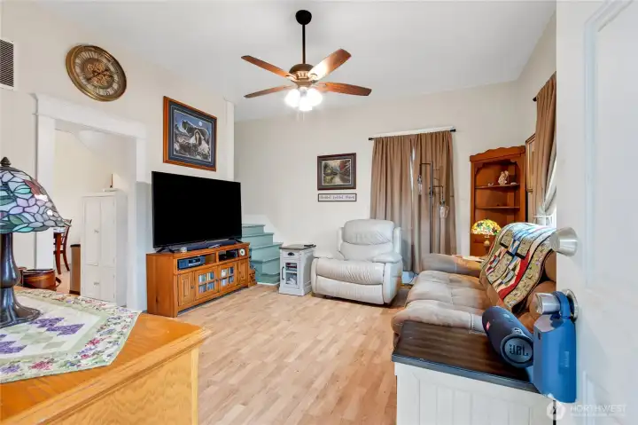 Living room, with laminate flooring