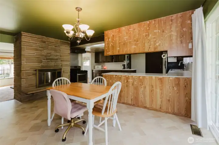 Fireplace in both dining and Livingroom!