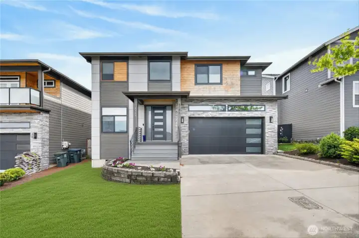 Welcome home to this modern Pacific Northwest construction. Excellent curb appeal!