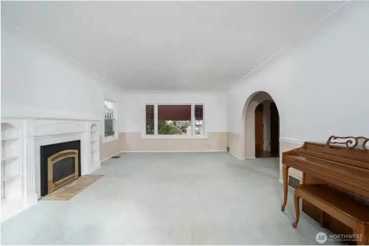 Looking back to the entry way.