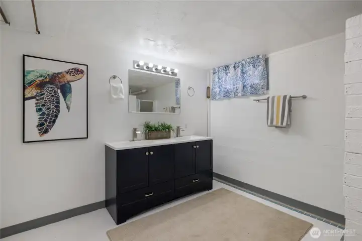Large three quarter bath in basemet.