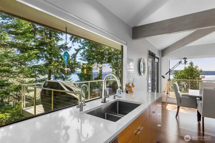 Amazing views even while doing dishes in the large SS sink with touchless faucet. Amazing views even while doing dishes in the large SS sink with touchless faucet.