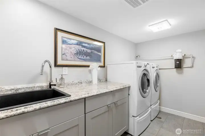 How about this tidy and organized laundry room! How about this tidy and organized laundry room!