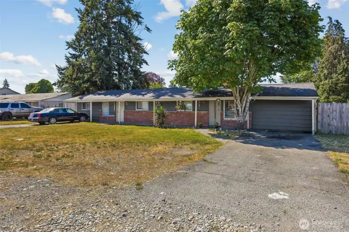 Duplex 1642 and 1644 on large corner lot