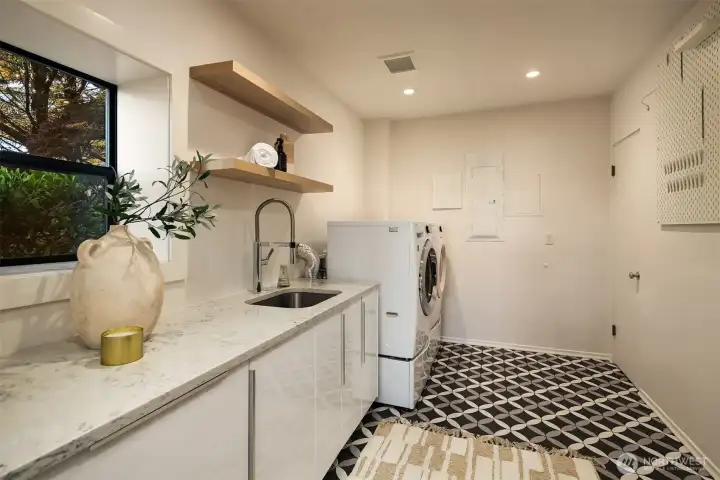 Brand new laundry room adjacent to the kitchen. Brand new laundry room adjacent to the kitchen.