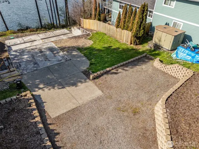 Manicured retaining wall