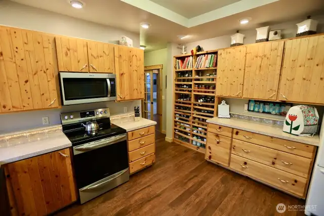 This kitchen is the definition of county charm.