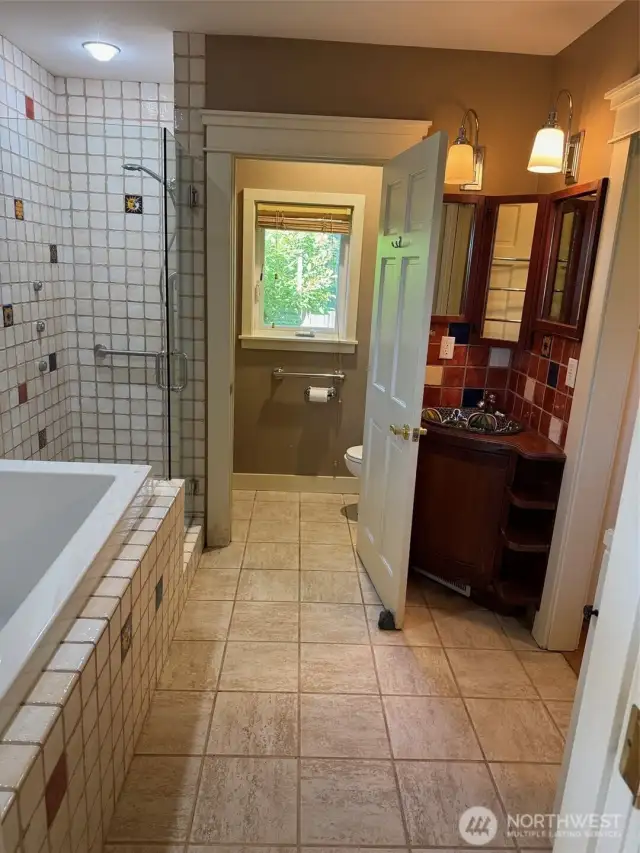 main floor  suite 4 piece  bathroom