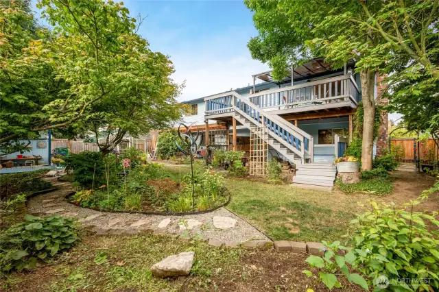Large backyard, fenced backyard