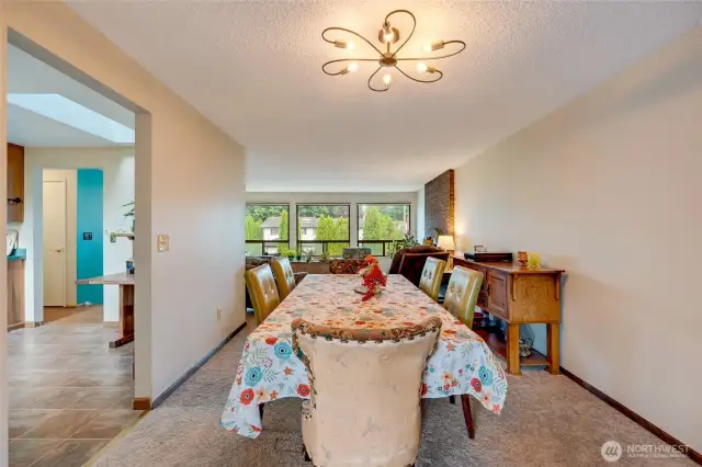 Light and bright dinning room