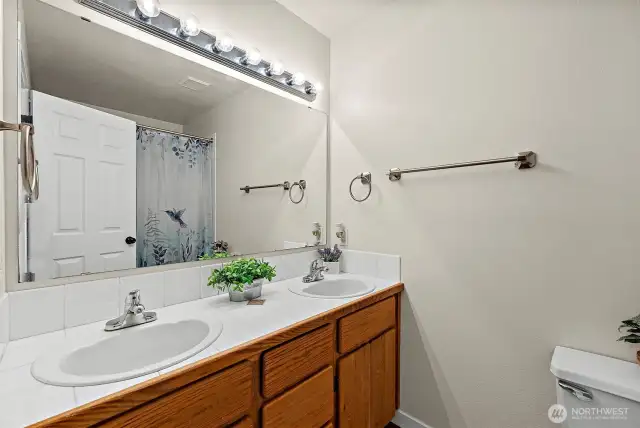 sprawling primary bdrm