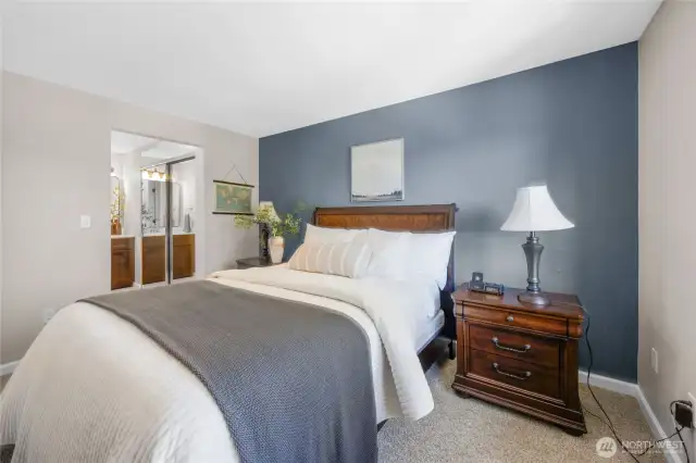 Large primary suite with private en-suite bath