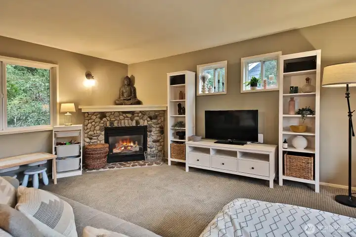 upstairs recroom with propane fireplace