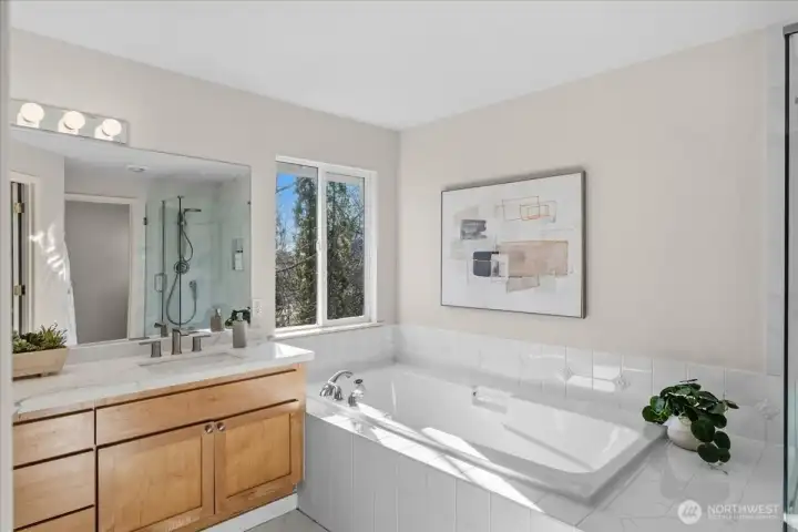 Another view of the soaking tub