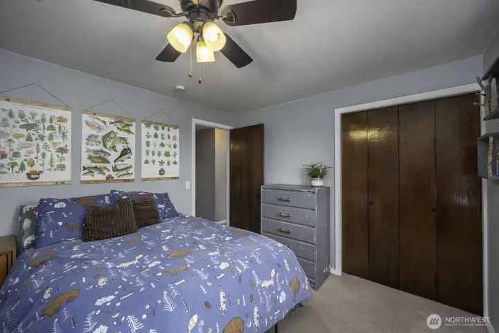 Great sized rooms with standard double door closets