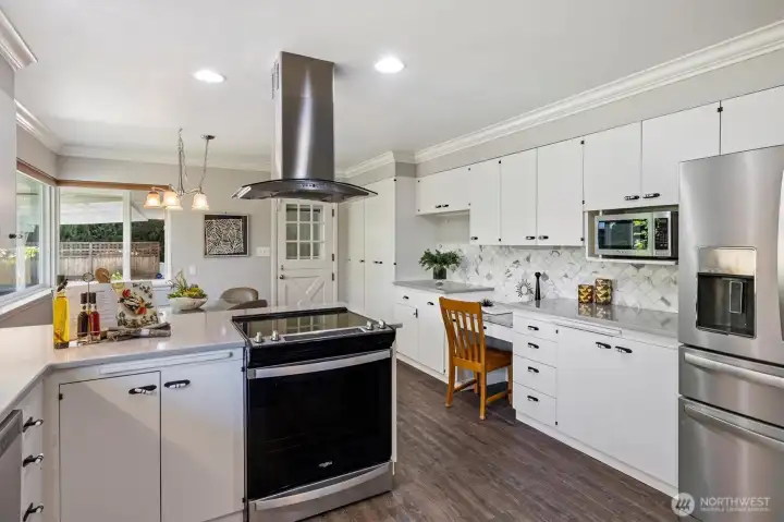 Bright & gorgeous Kitchen!
