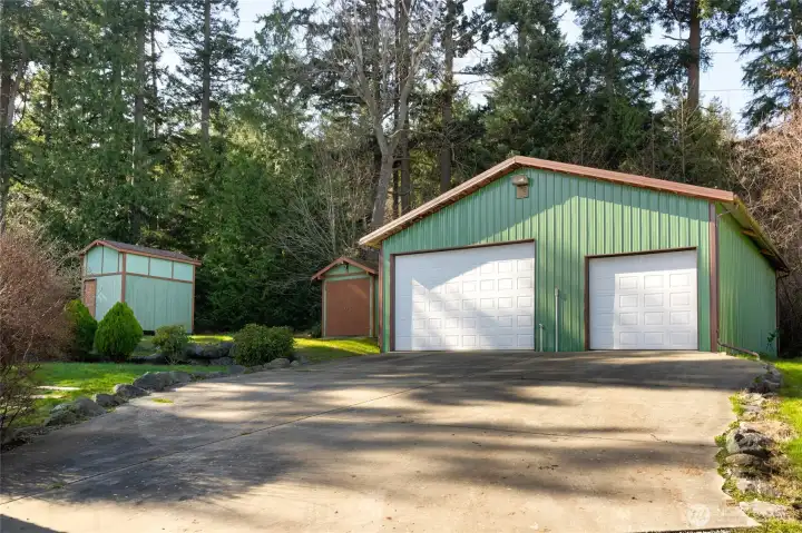 Big Garage / Pole Building with 1280 sq feet with separate garage doors
