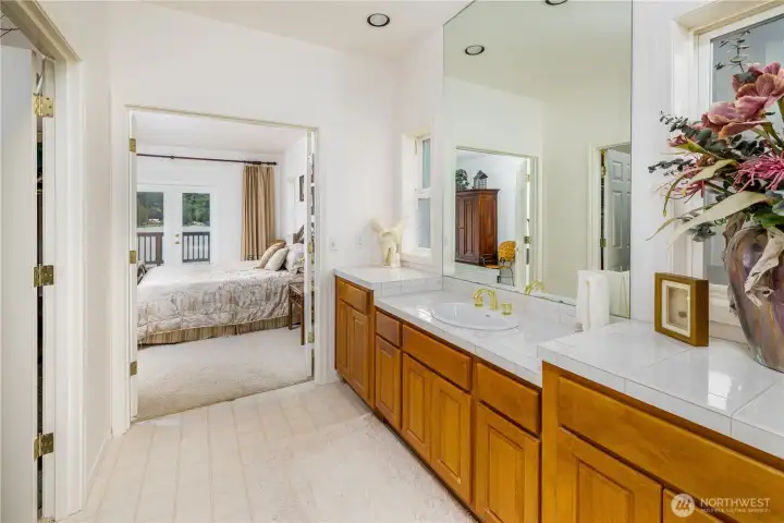 Walk-in closet and integrated vanity, no worry about storage here.