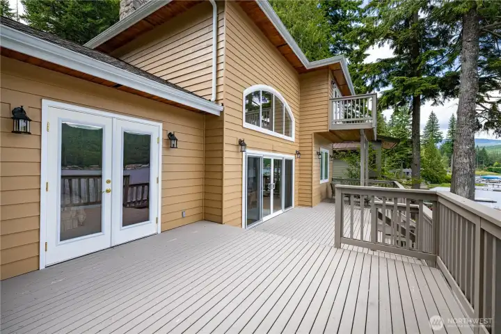 Updated and expansive deck.