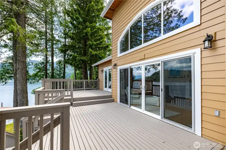 This deck is just waiting for summer hosting.