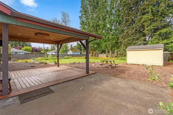 Huge yard, Deck and Shed, can park cars all the way to the back