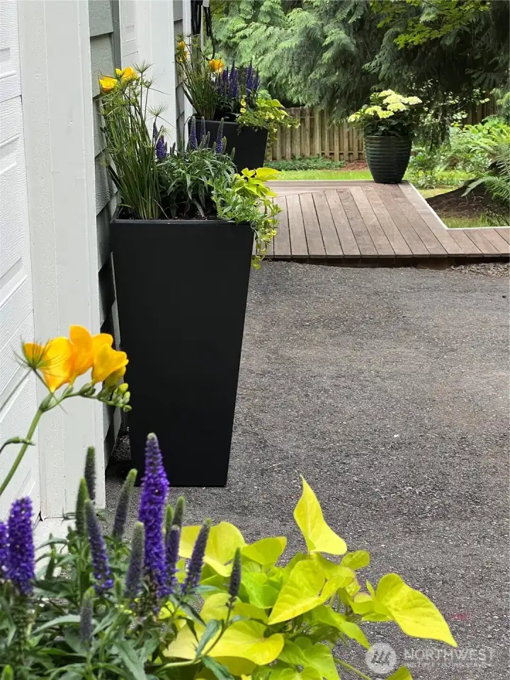 These flower pots do not convey, but they are quite beautiful, aren't they?