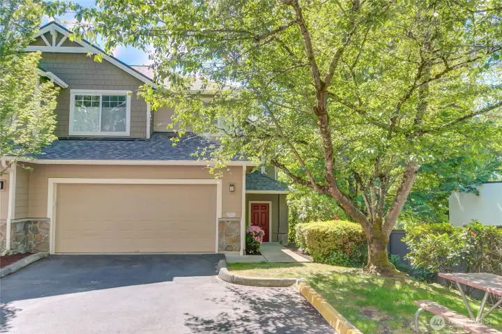 Welcome to turnkey Lake Sammamish view living in Montere