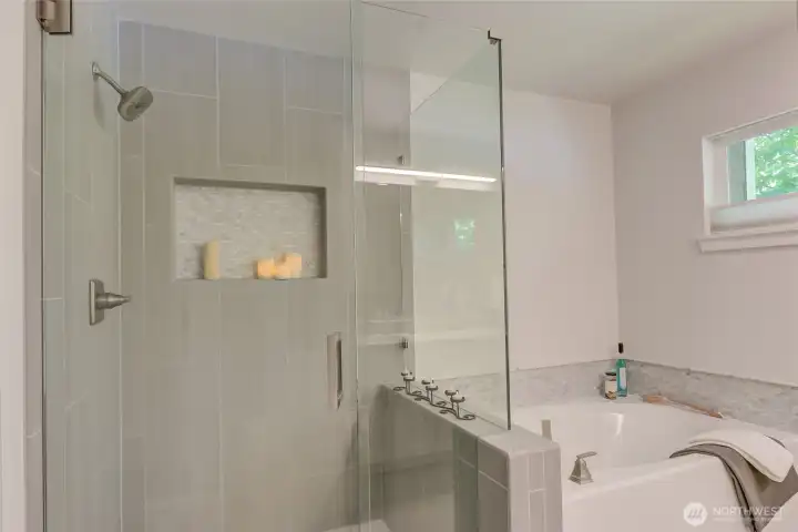 Glass shower surround gives a spa like presence