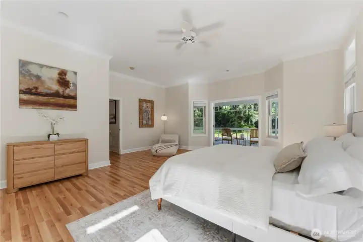 Generously sized main-floor primary.