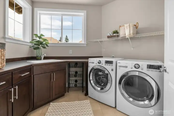 Huge laundry conveniently located on 1st floor Huge laundry conveniently located on 1st floor