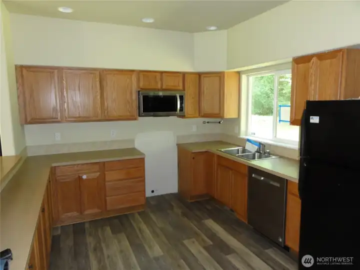 Country sized kitchen with eating bar. Opens to living room. Country sized kitchen with eating bar. Opens to living room.