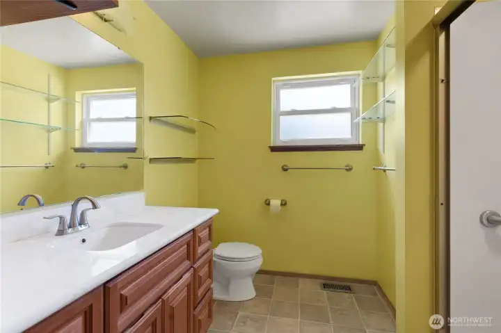 Welcome to the sixties! This retro colored bath is waiting for your personal touches!
