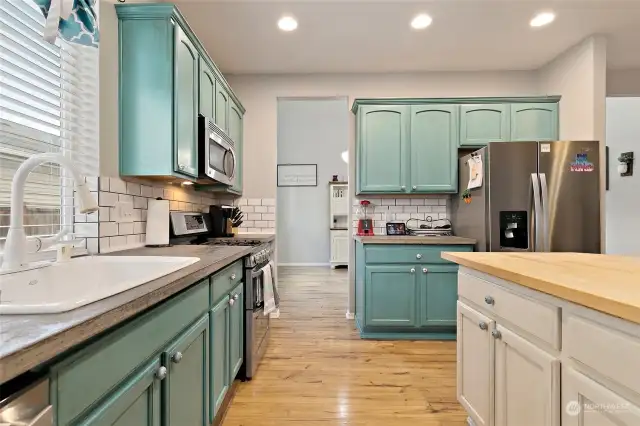 Cool concrete counter tops.