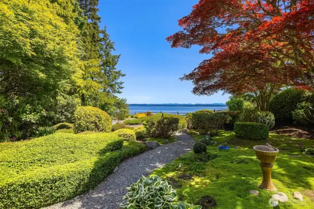 The gardens and yard this home features are truly inspiring and so beautiful.