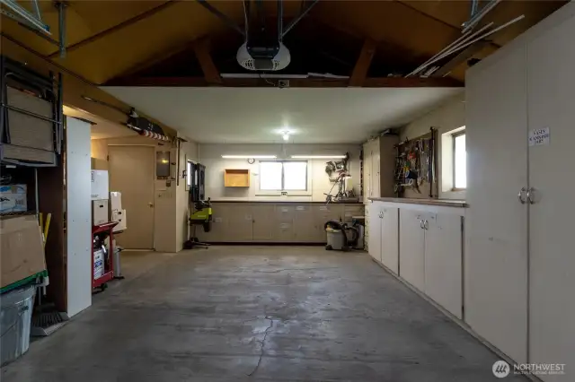 Garage w/shop
