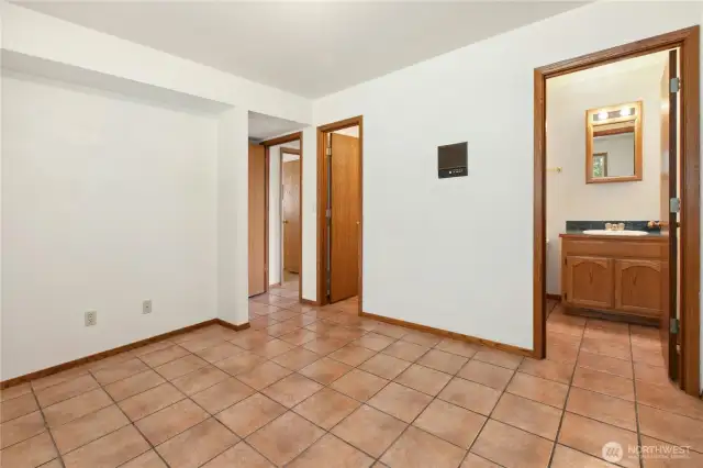 downstairs bonus room w/half bath