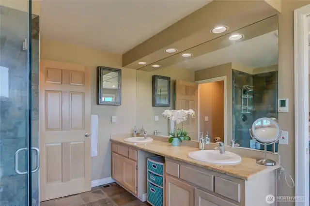 Large 5 piece suite bath