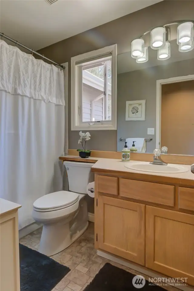 Extra full guest bath - 3.5 baths - never wait in line again