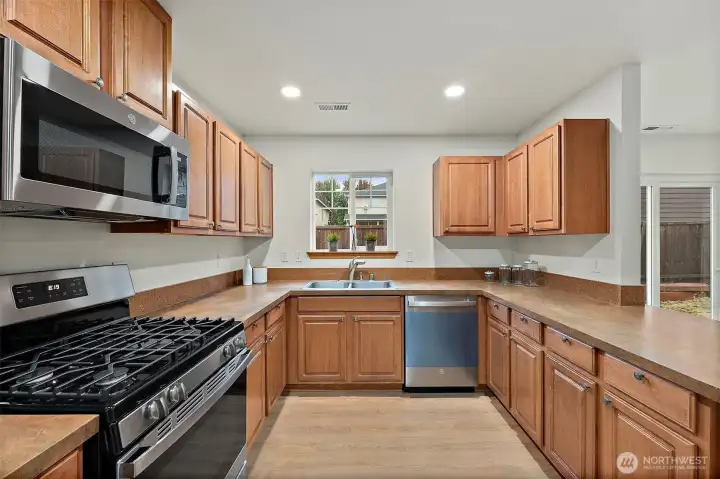 Kitchen with plenty of drawers and storage