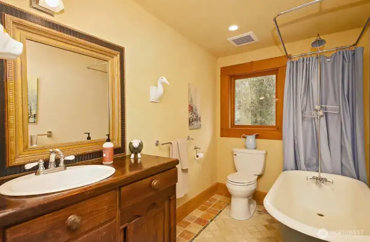 Upstairs full bathroom