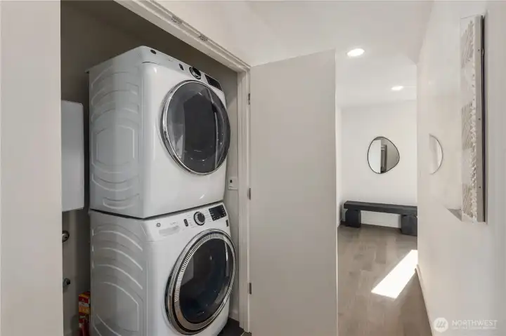 Full size stackable washer/dryer