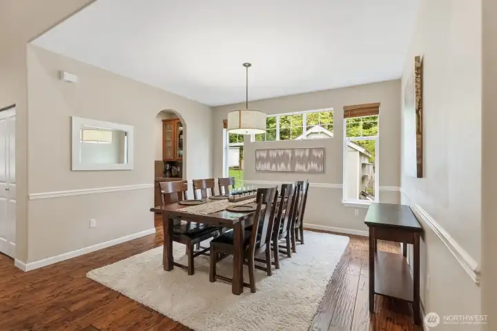 Large dinning room with access to the kitchen through the butlers pantry