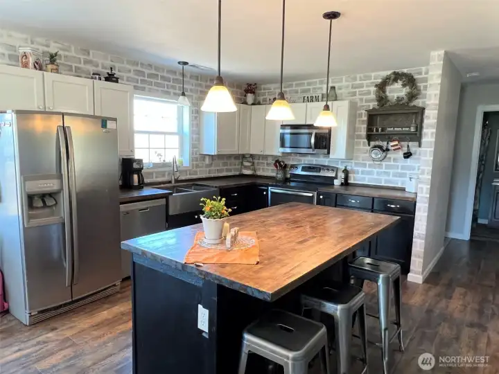 Beautiful well-appointed kitchen with large bar. Beautiful well-appointed kitchen with large bar.